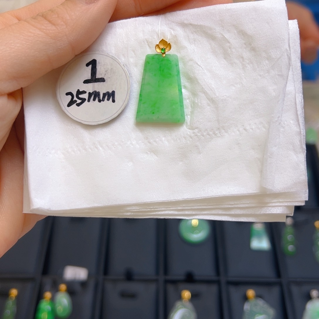 翡翠颈饰18K金镶嵌翡翠