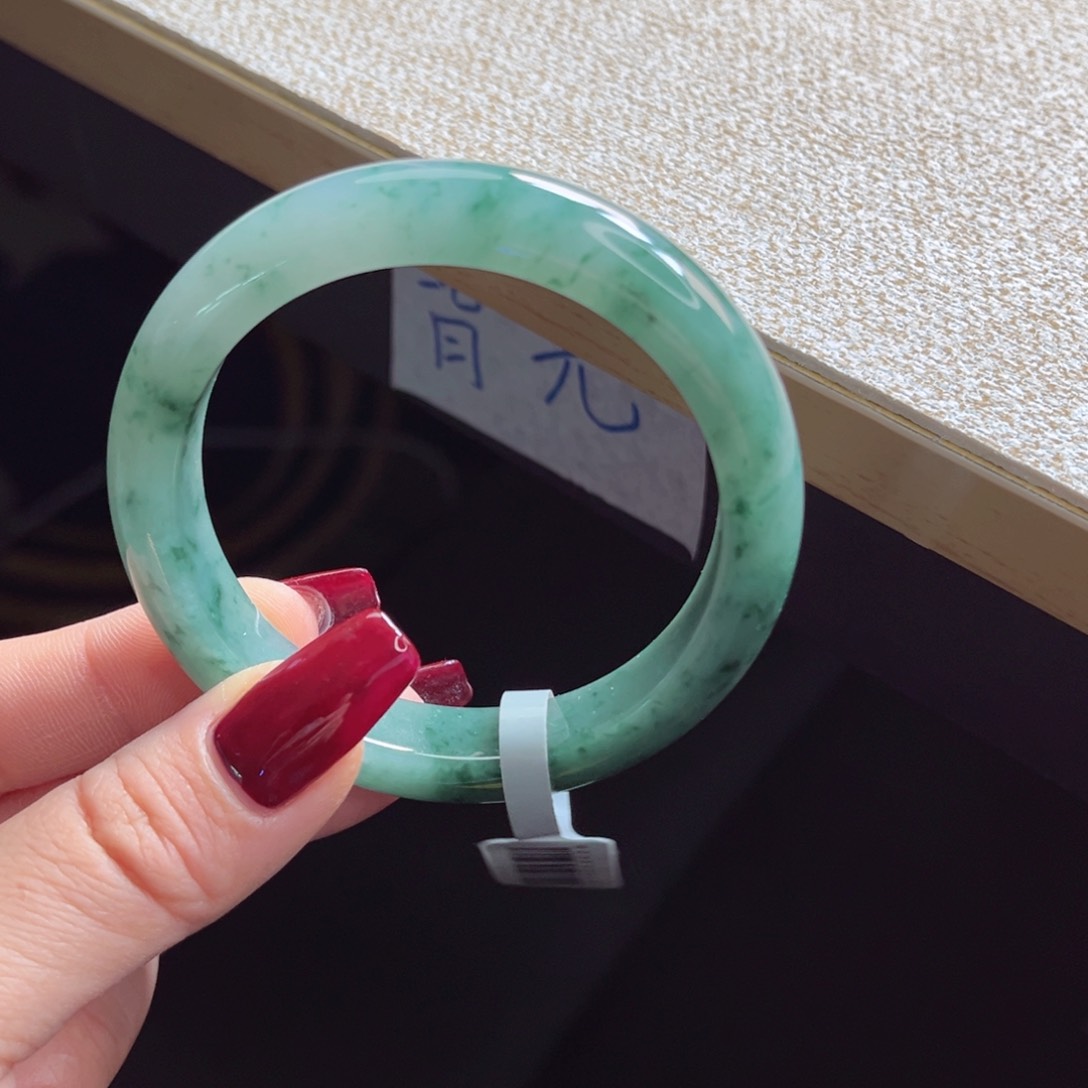 翡翠手镯未镶嵌手镯