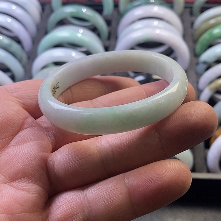 翡翠未镶嵌手镯6、贵妃