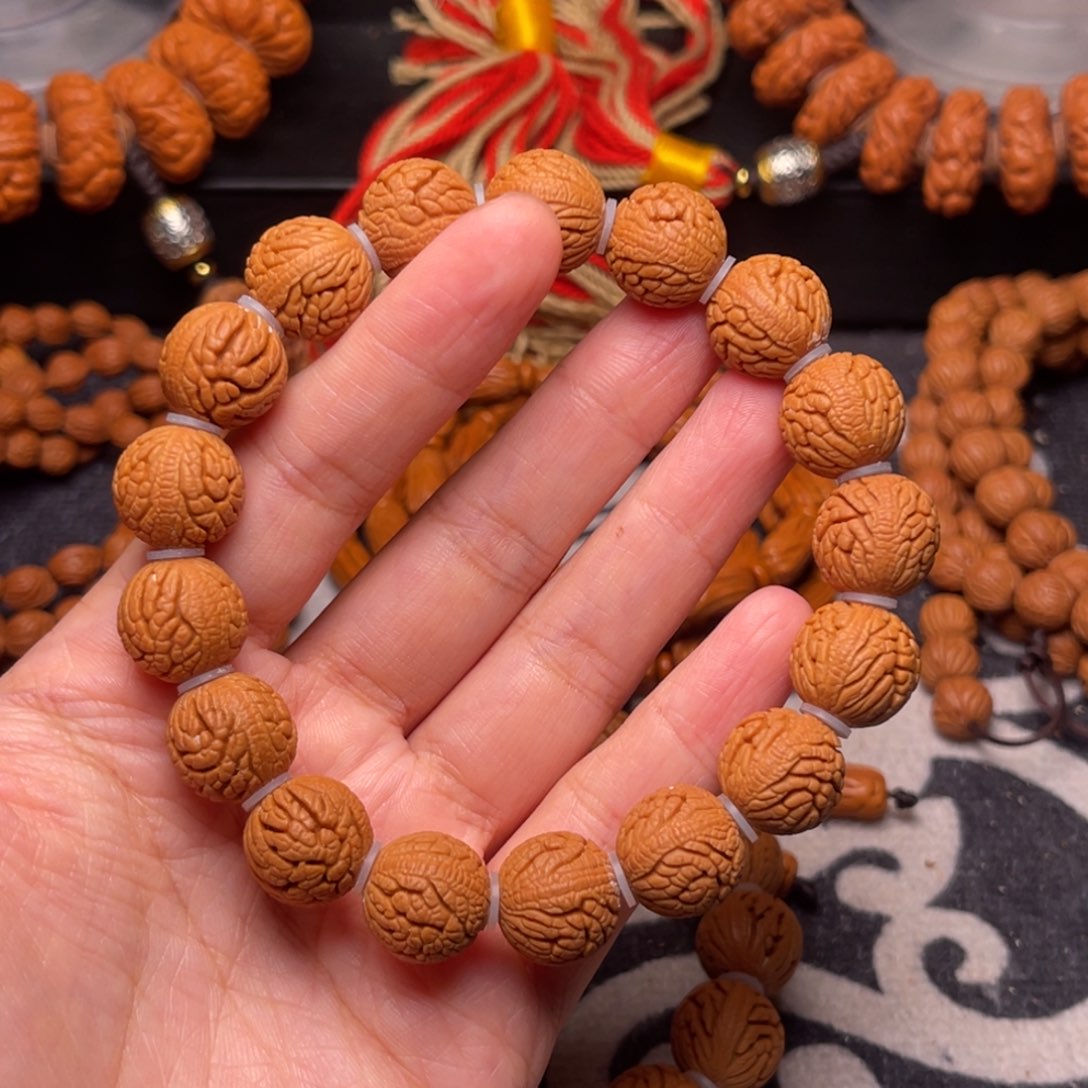 手串桃核龙纹绣球