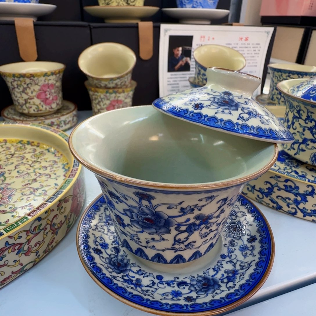 这些盖碗很漂亮我很喜欢！！