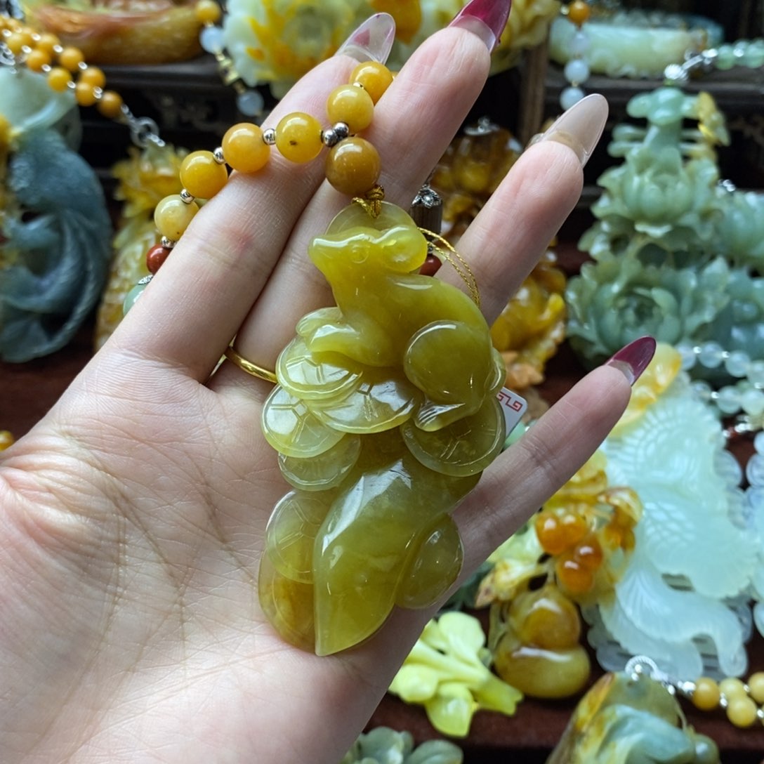 蛇纹石玉颈饰未镶嵌
