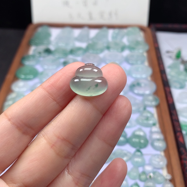 颈饰未镶嵌翡翠冰种晴底飘花葫芦