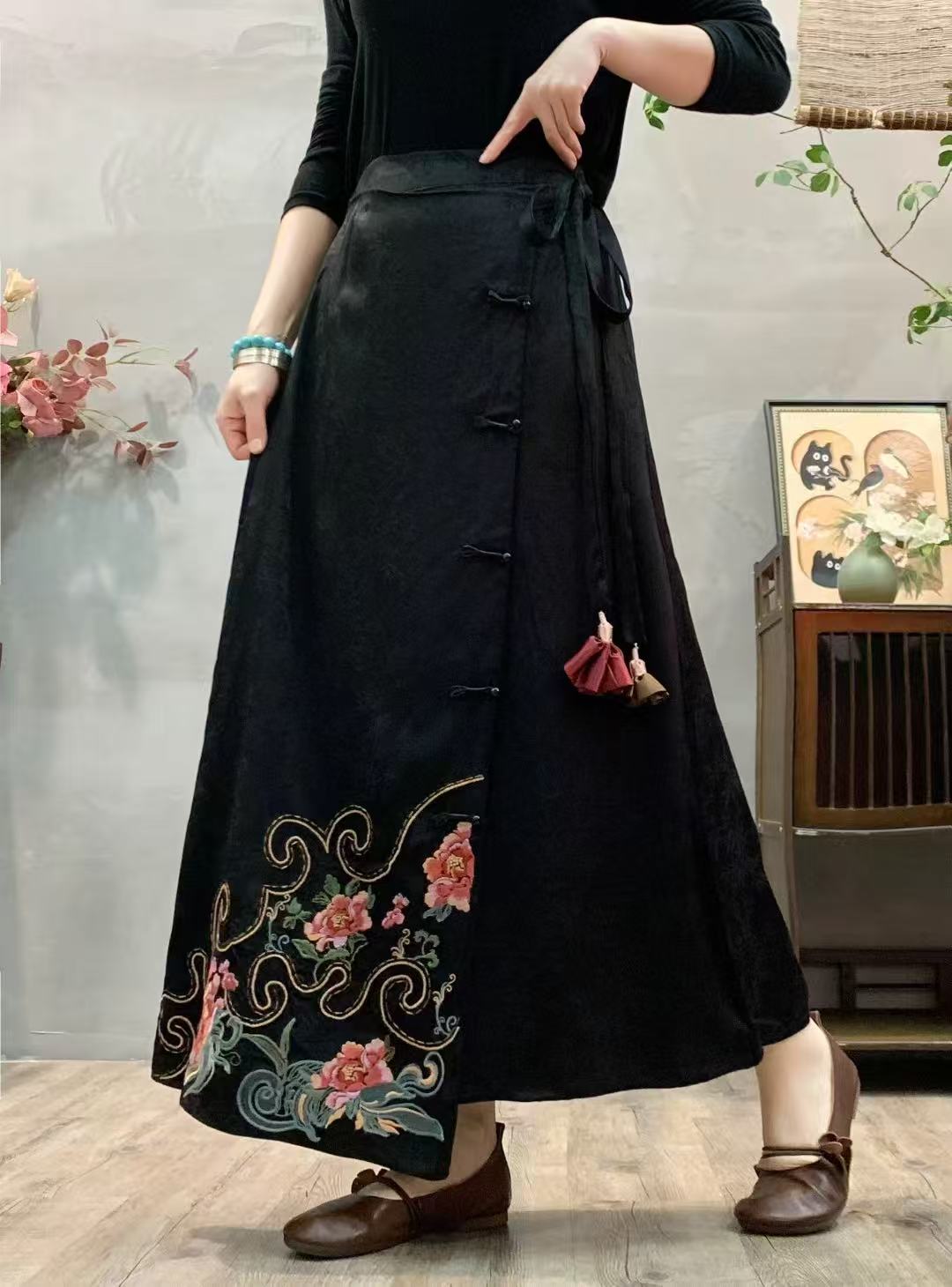 2025秋季新款新中式国风缎面刺绣花半身裙女宽松显瘦百搭长裙女
