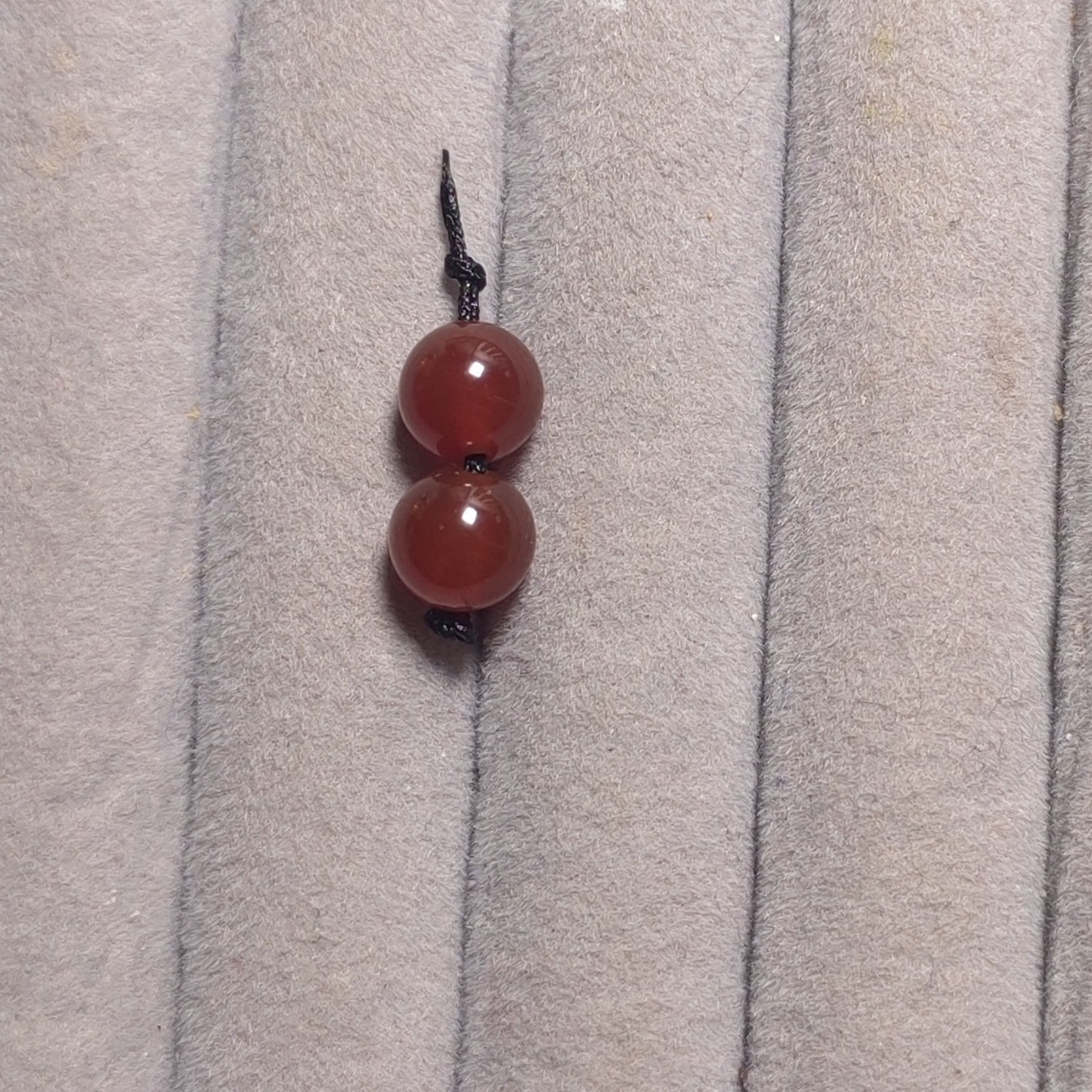 缠丝玛瑙，红色亮眼圆珠。尺寸约：8mm