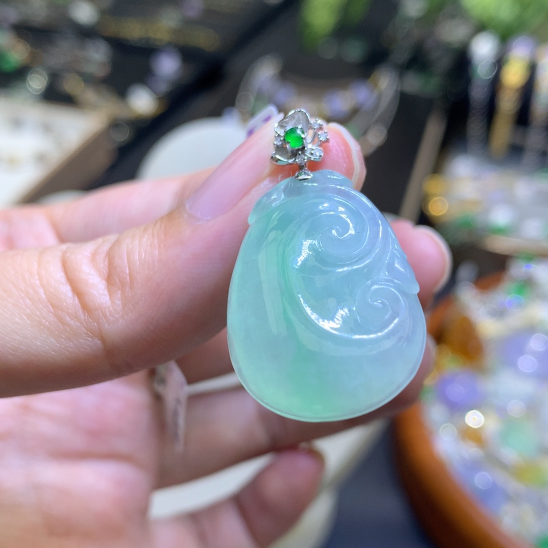 颈饰18K金镶嵌翡翠