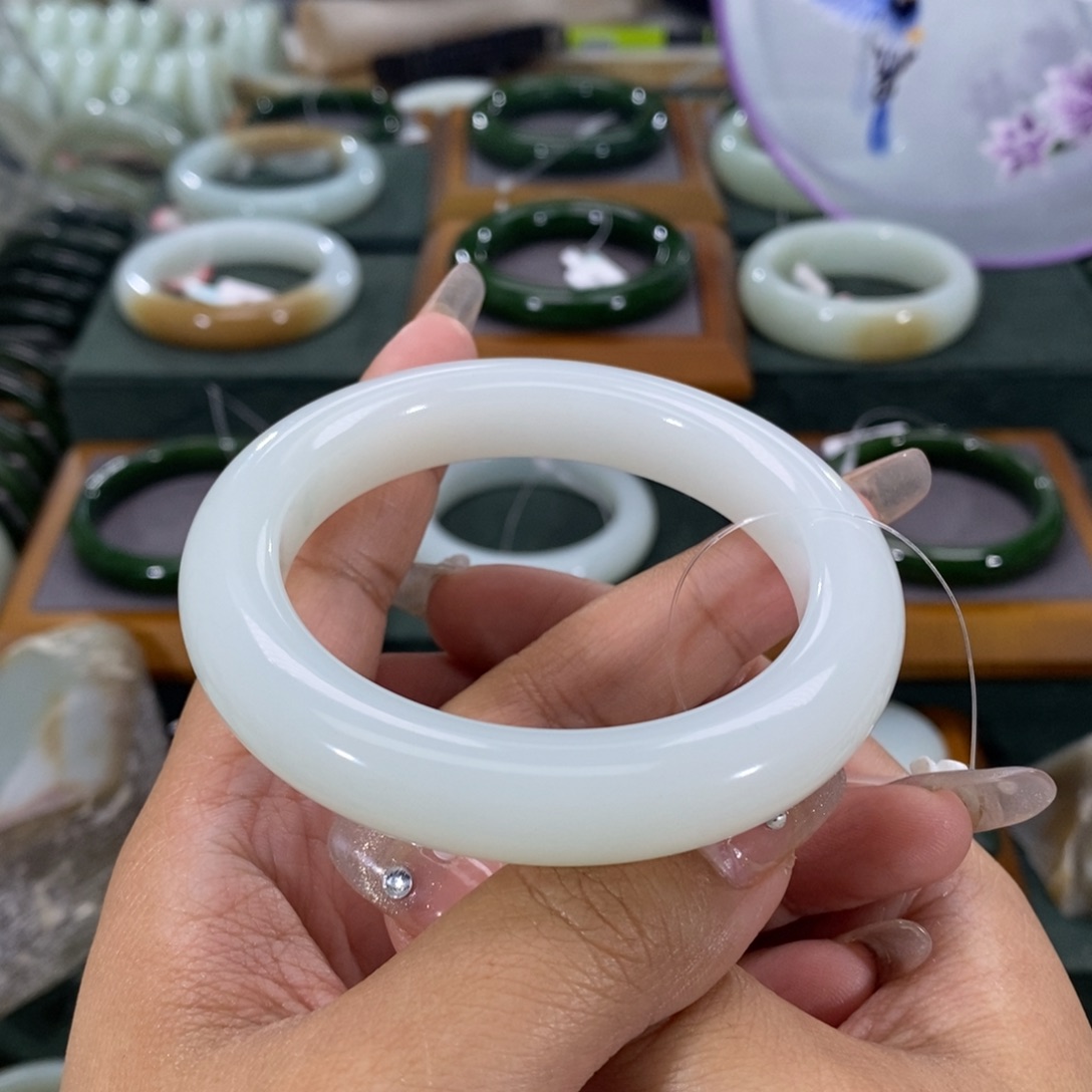 和田玉手镯未镶嵌