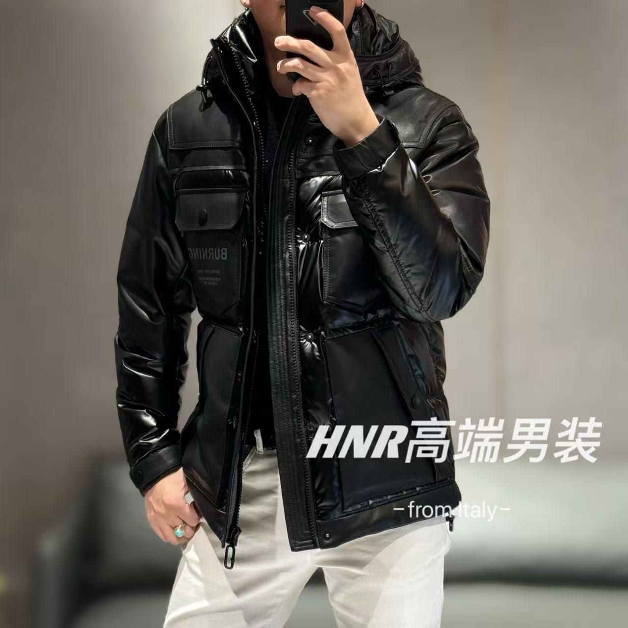 【绵羊皮5防羽绒服】浮雕口袋字母图案设计时尚连帽羽绒服9565