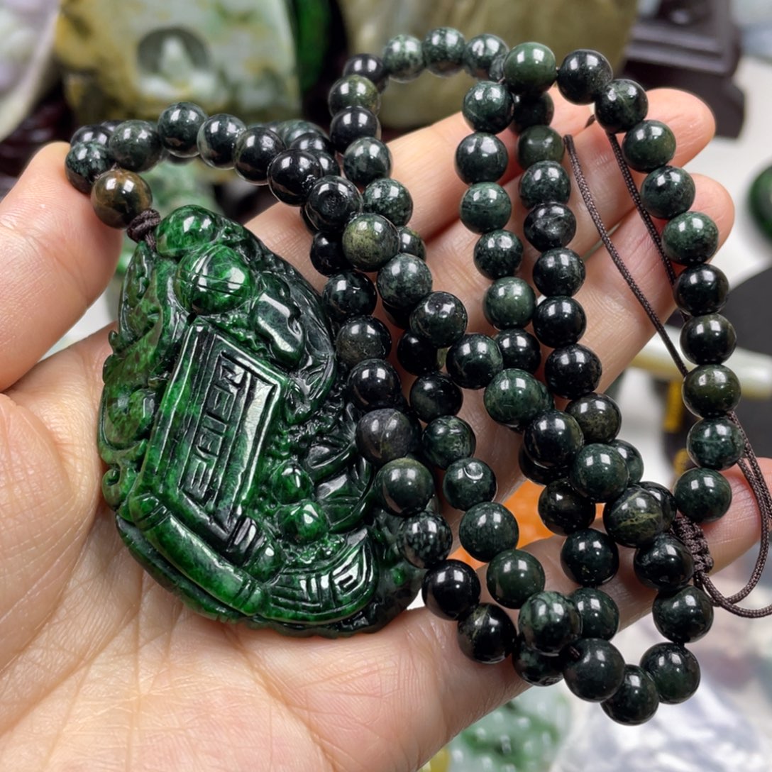 寒***冰翡翠未镶嵌颈饰牌子