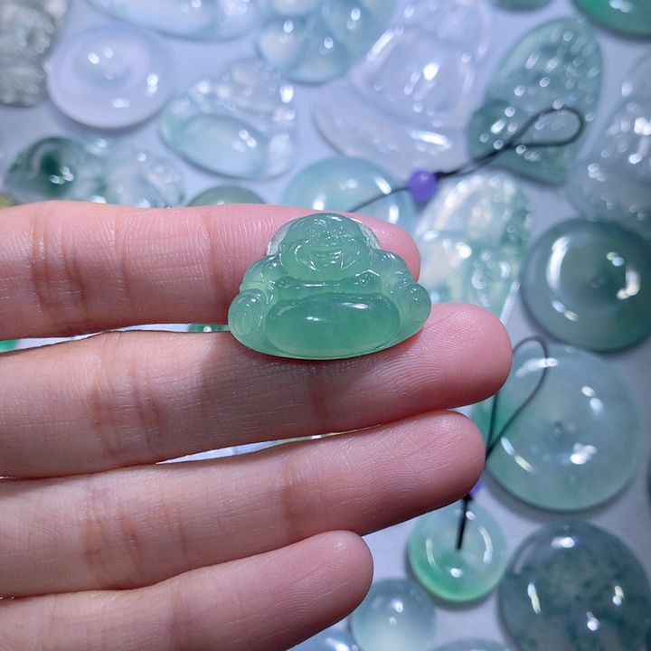 翡翠颈饰未镶嵌佛