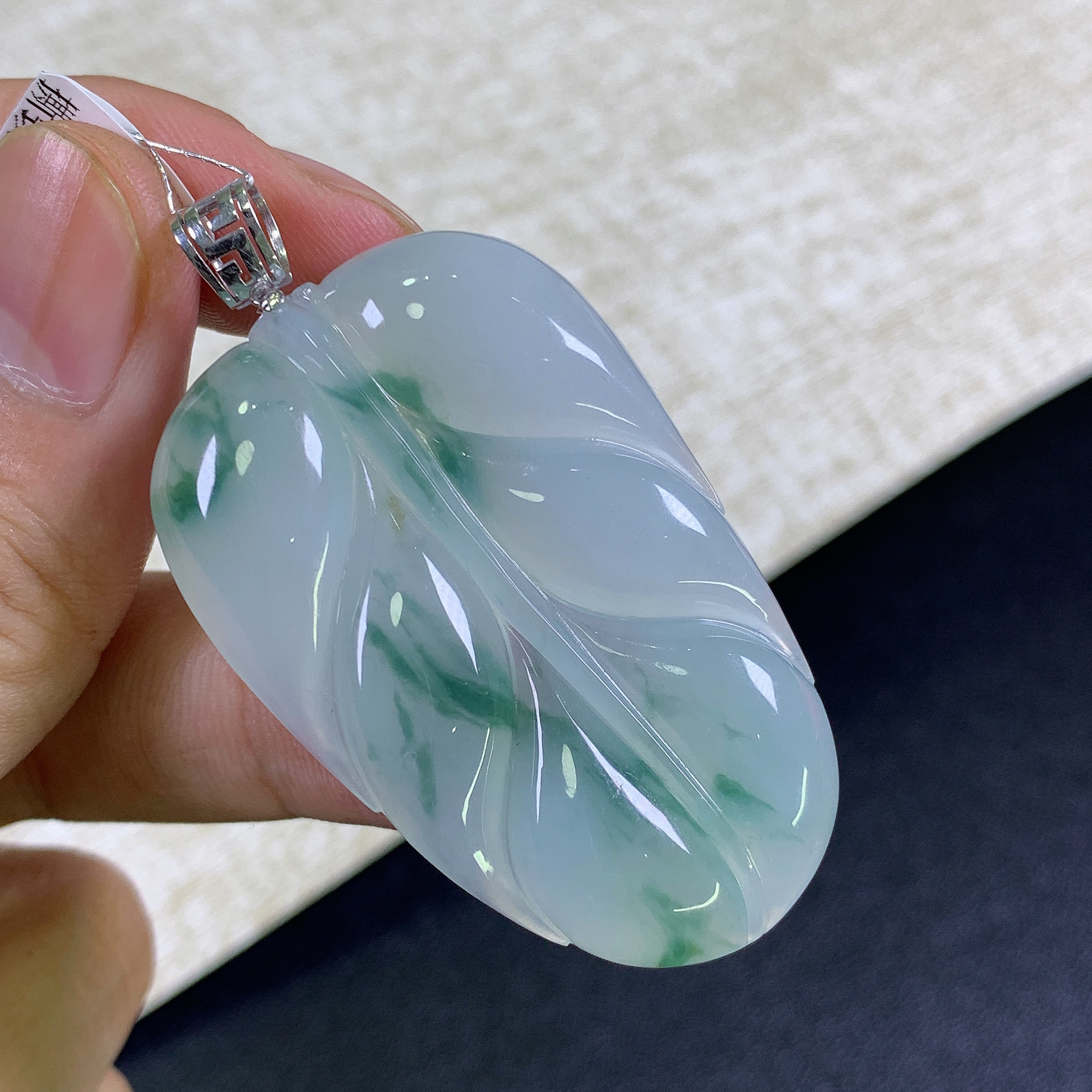缅甸天然A货翡翠18k金镶嵌冰润飘绿花叶子吊坠55.7x30.9x5.8