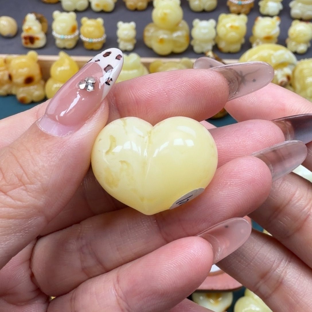 百***狗琥珀未镶嵌裸石蜜蜡