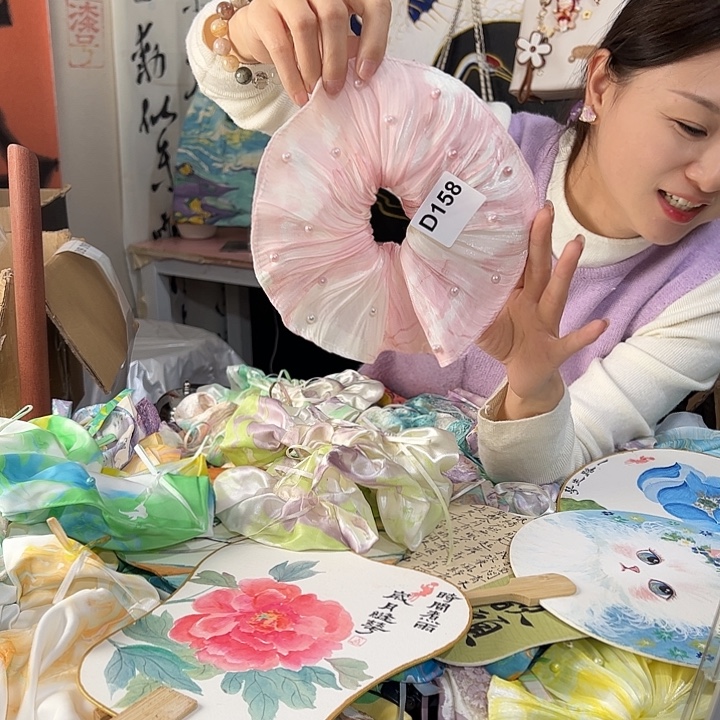 甜****158百褶裙发圈不退不换