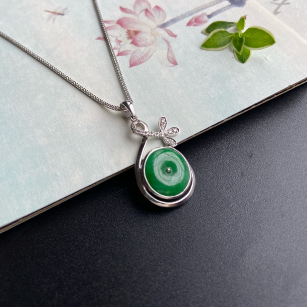 金镶阳绿色平安扣圆牌锁骨吊坠，保真天然缅甸翡翠A货