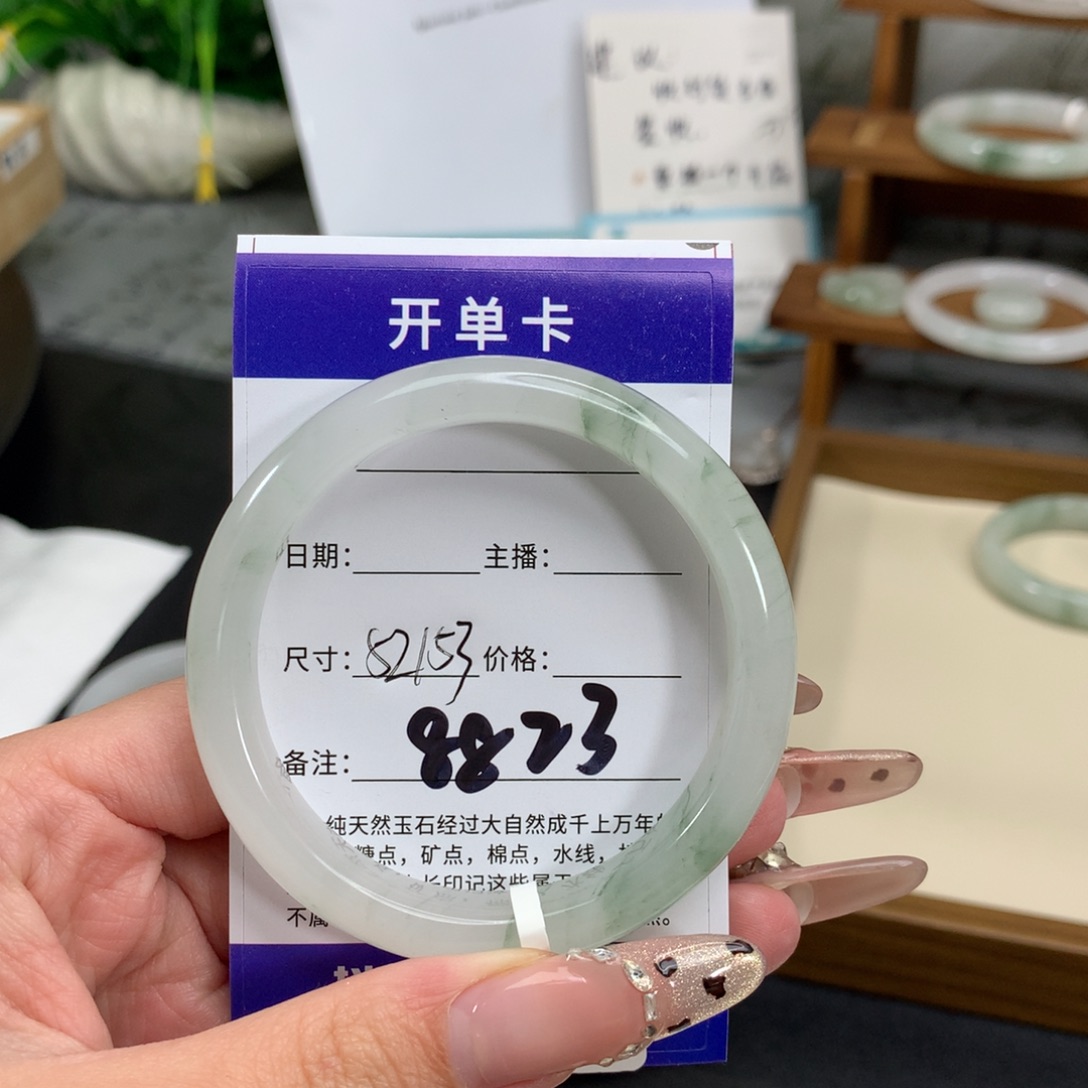 芬***酱石英质玉未镶嵌手镯