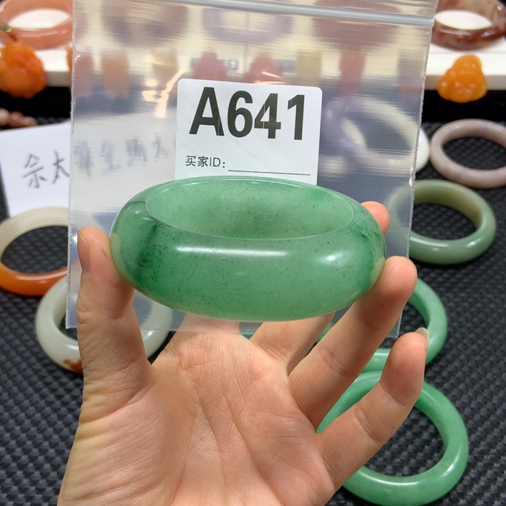 ᦗ***༊石英质玉未镶嵌手镯