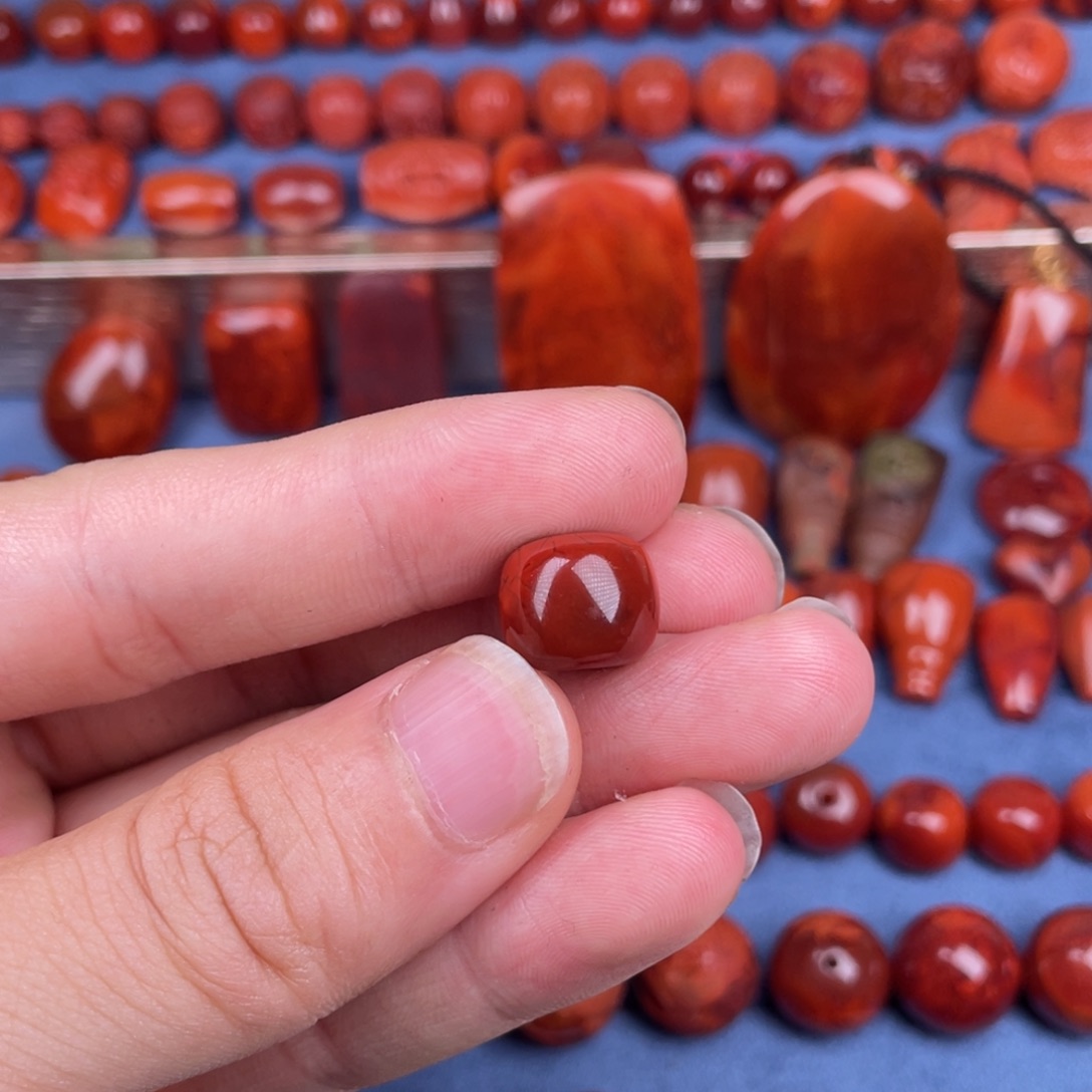 四***康南红玛瑙未镶嵌其他12mm瓦西牛血红火焰纹原矿单珠