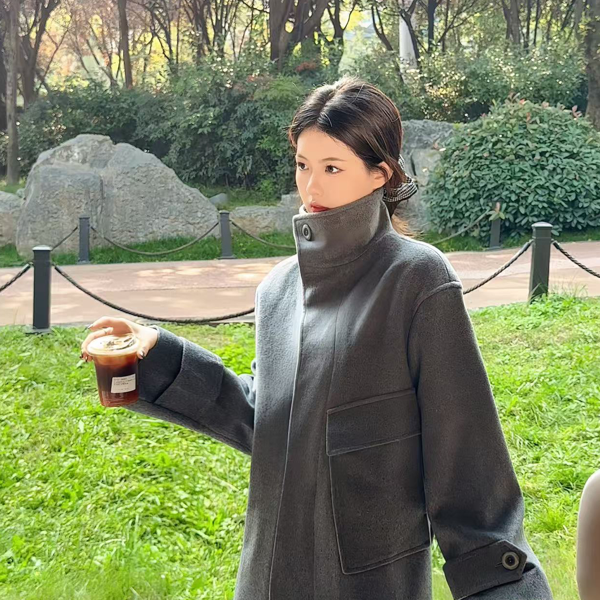 GIRDEAR/哥弟「轻起冬日」质感不对称口袋设计立领羊毛外套140061