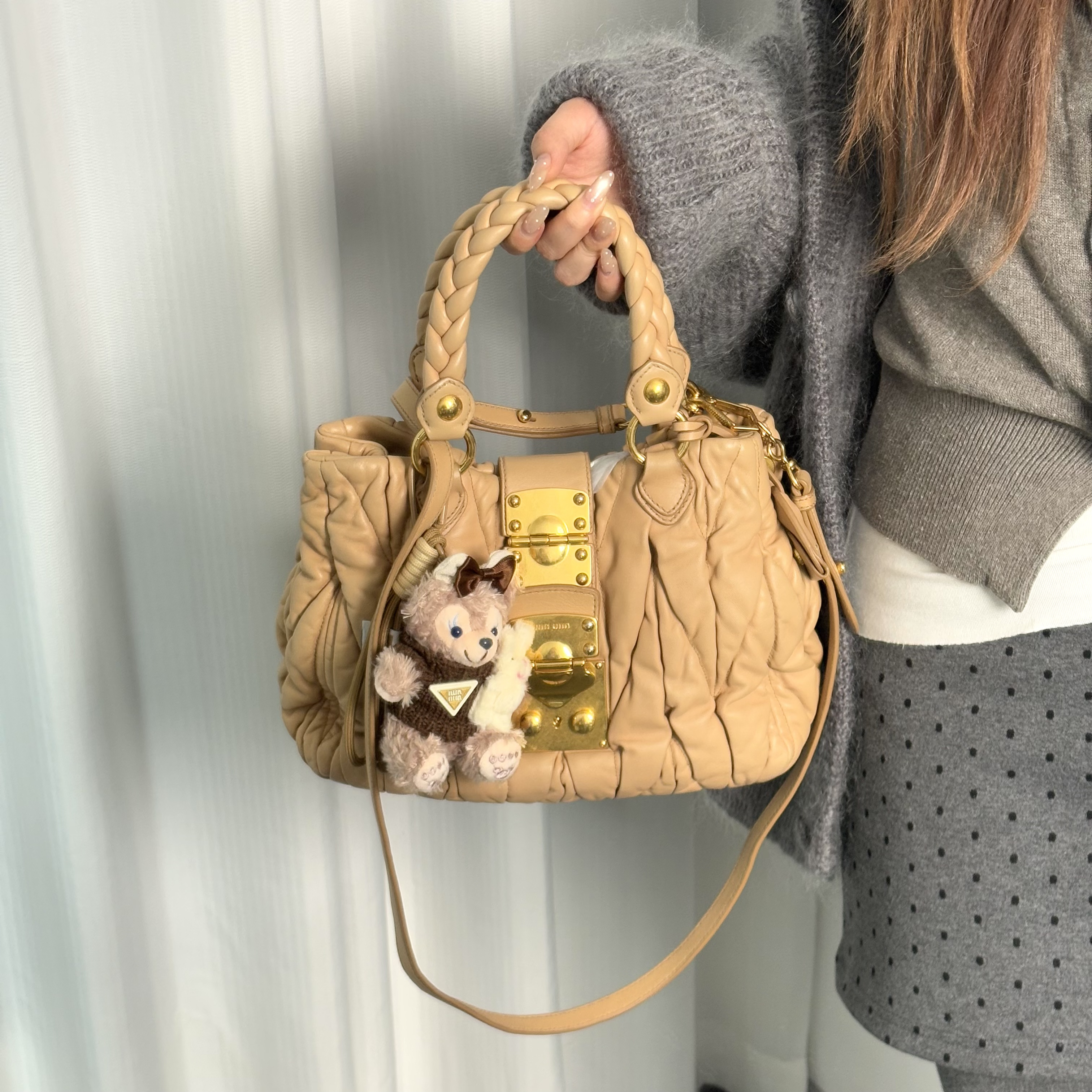 95新 MIU MIU/缪缪 奶茶色褶皱手提斜挎包cy