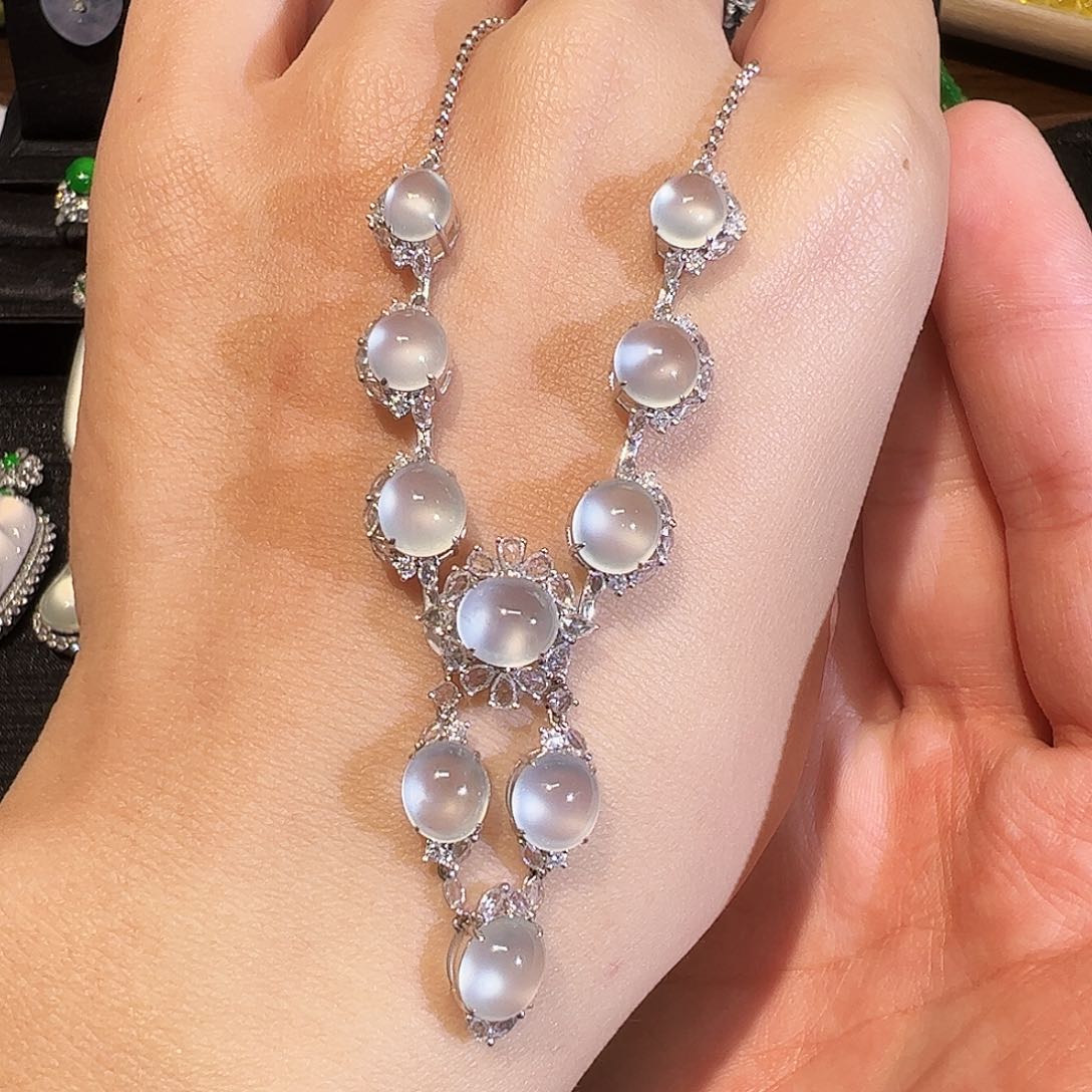 翡翠18K金镶嵌颈饰蛋面