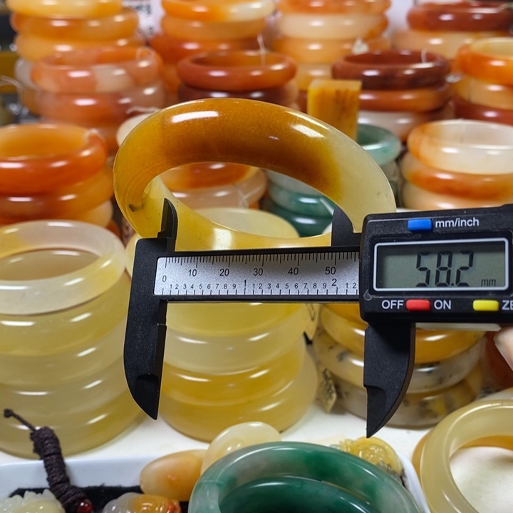 石英质玉（黄龙玉）颈饰未镶嵌