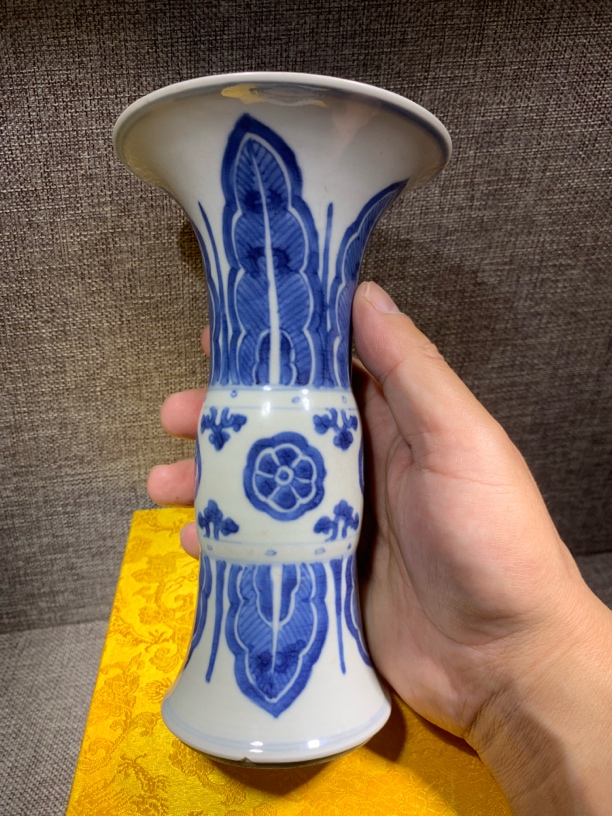 陶瓷当代仿古艺术品有磕冲青花瓶