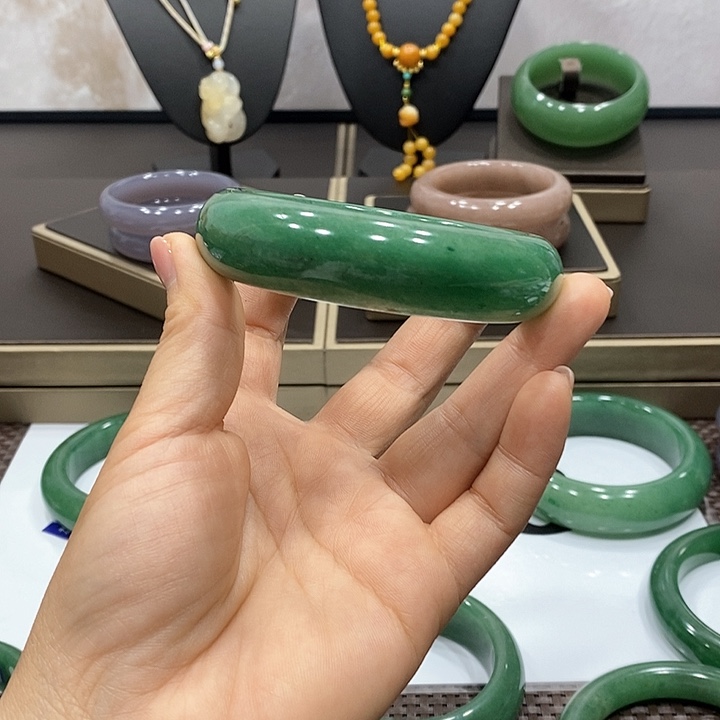 东陵石颈饰未镶嵌心*