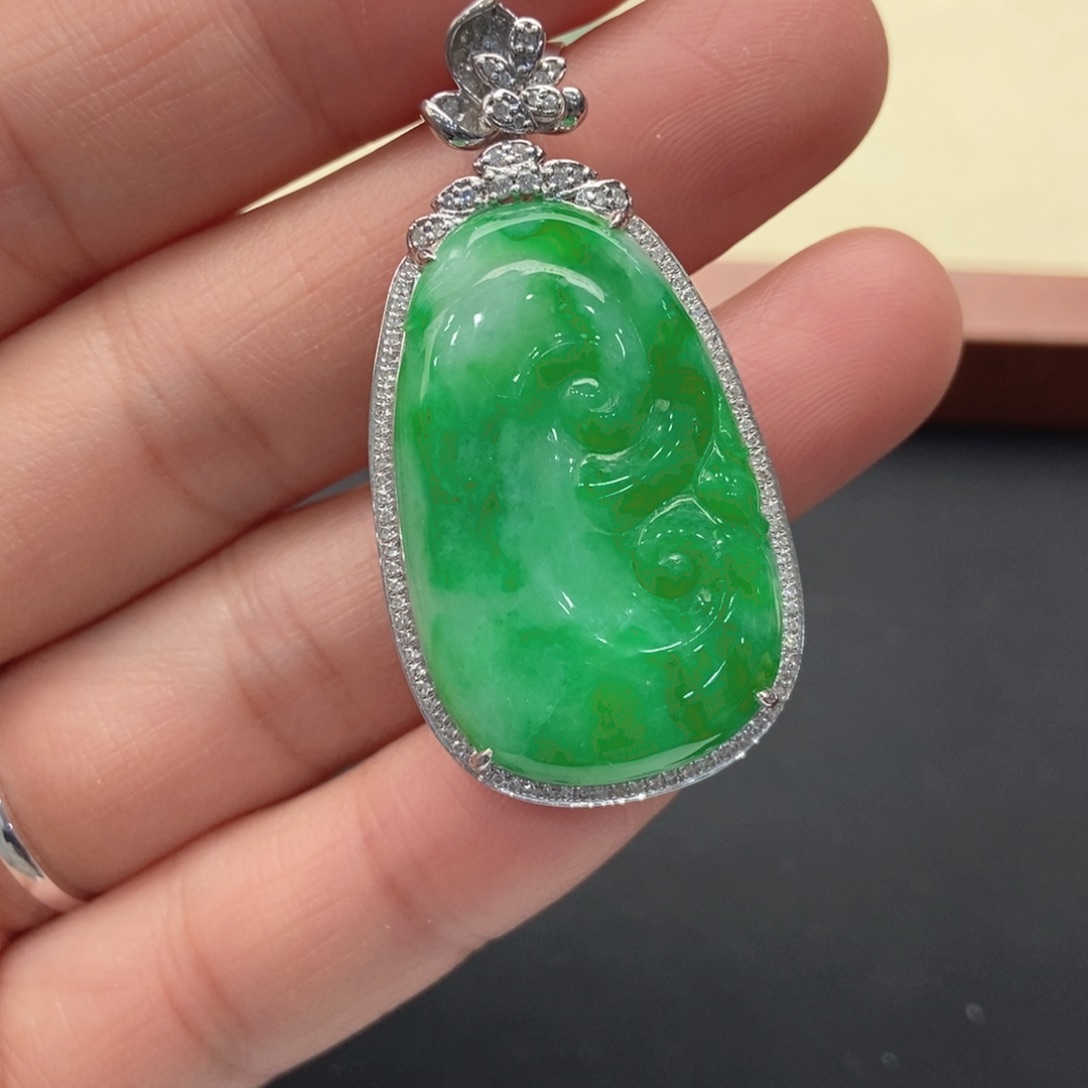 翡翠18K金镶嵌颈饰