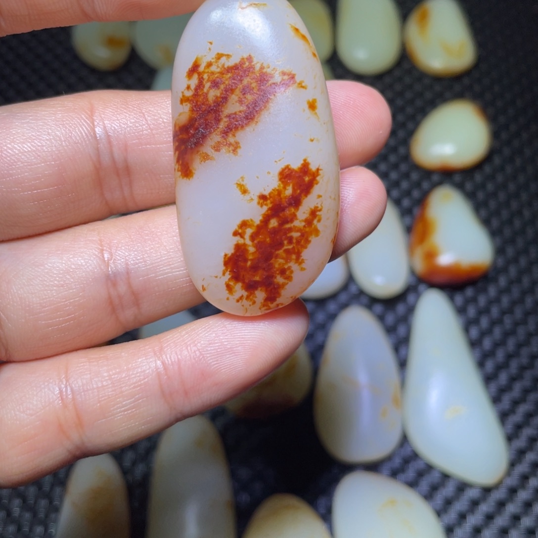 依***意和田玉（糖玉）未镶嵌颈饰