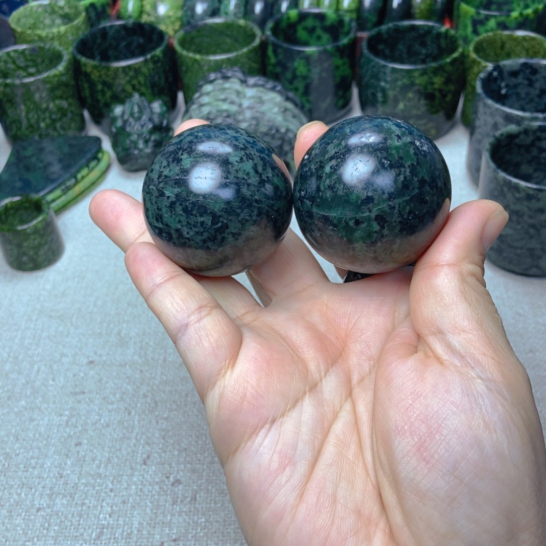 蛇纹石玉健身球未镶嵌微瑕