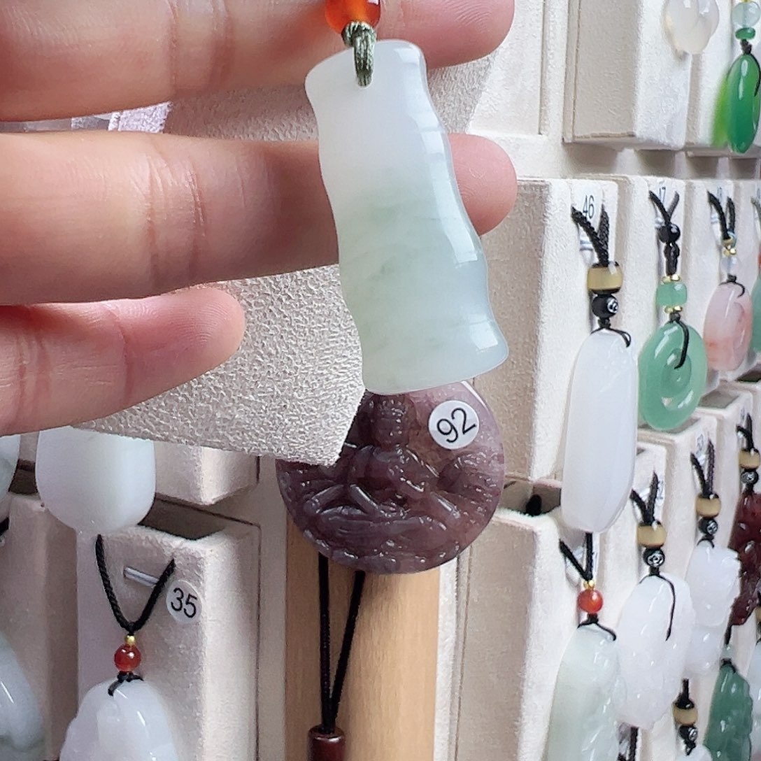 石英质玉未镶嵌颈饰