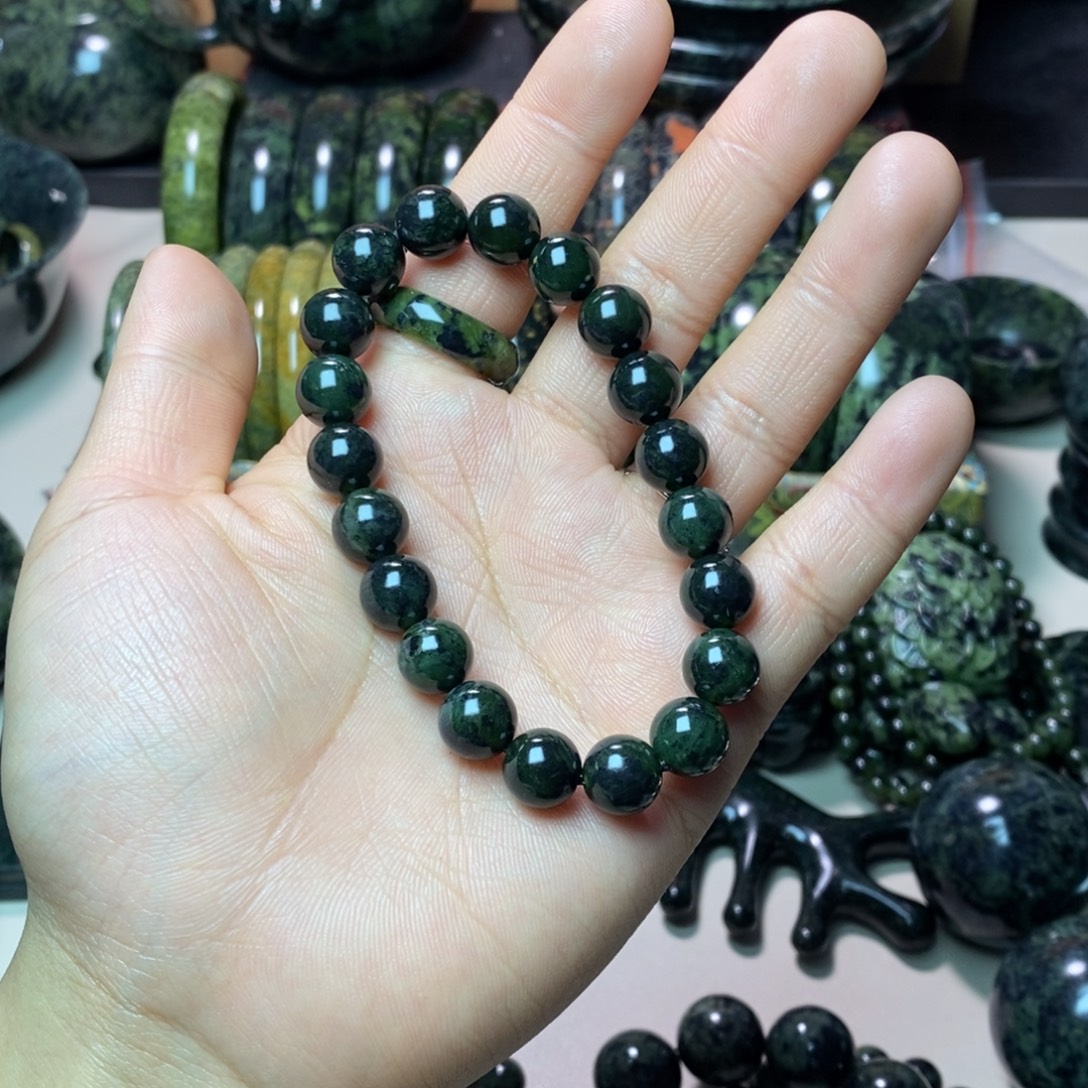 吴***利蛇纹石玉未镶嵌项链