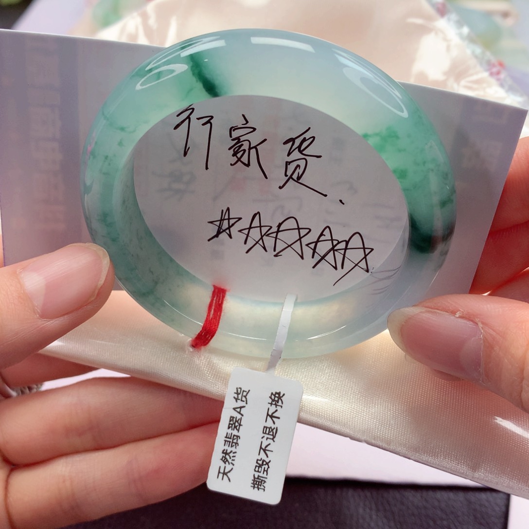 翡翠手镯未镶嵌高货 要包容 寻觅能包容它的有缘人