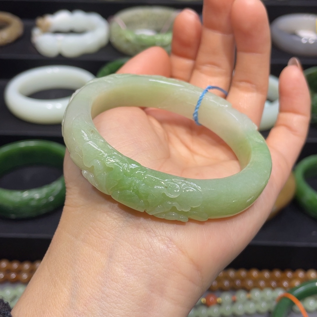 和田玉手镯57圈口 编号35未镶嵌依***享