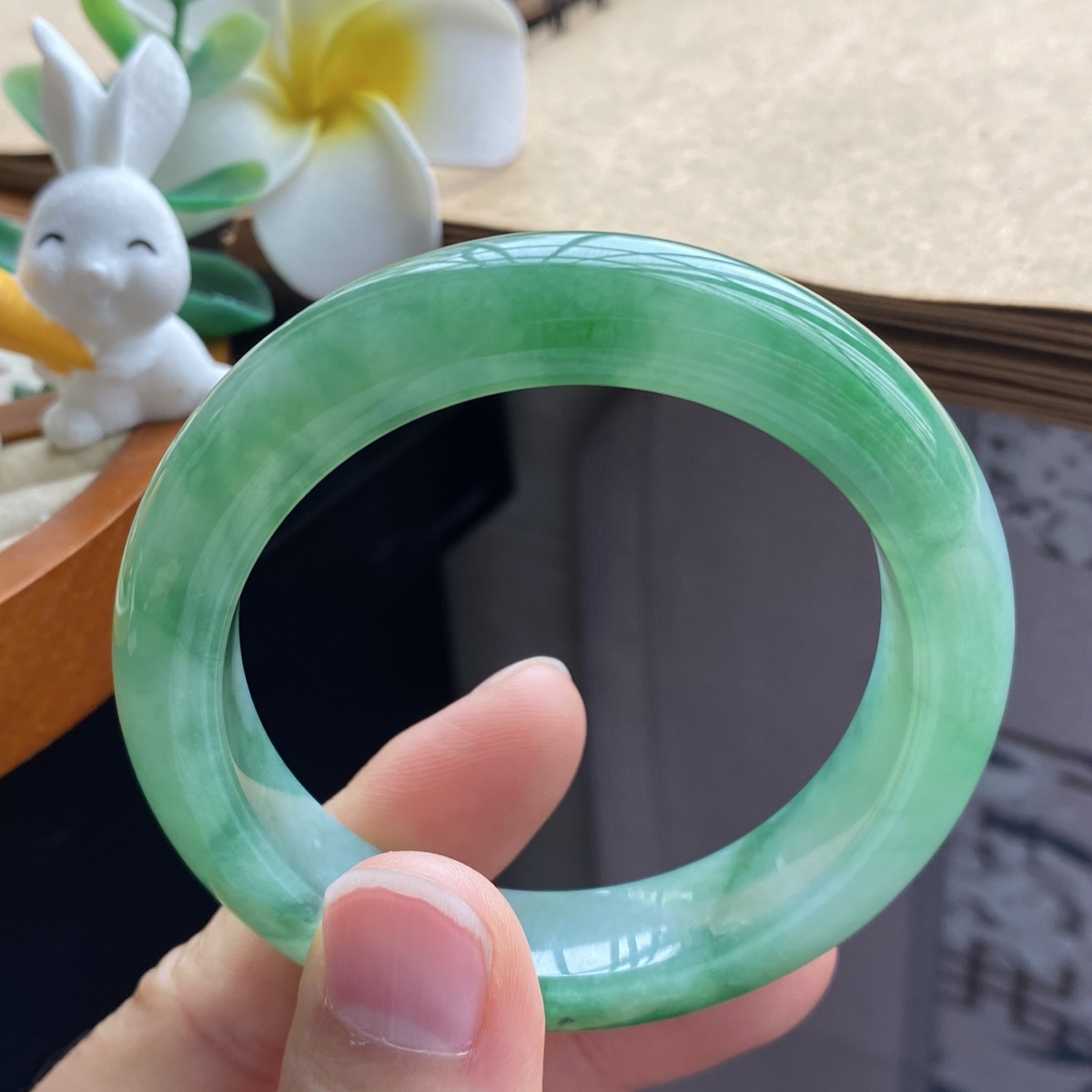 3.29批2422号翡翠手镯51.2-12.4-8.9翠绿飘花镯！清新的青绿底色