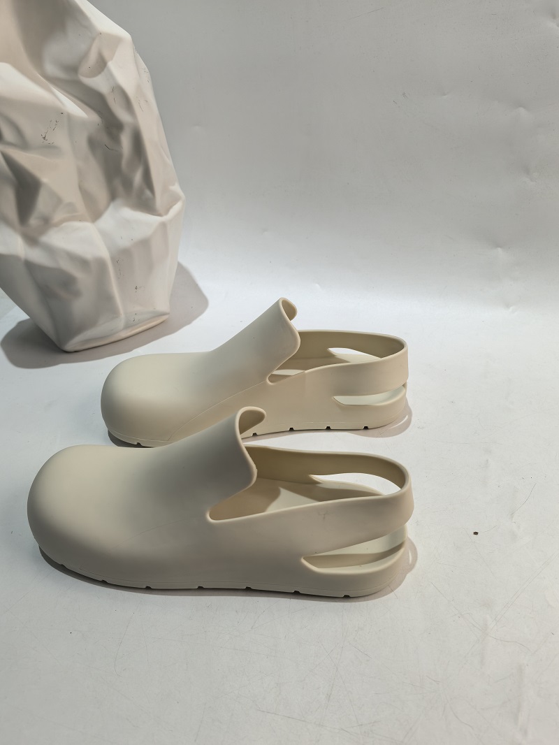 惟蔻*夏季凉水鞋休闲软底包头米白色时尚女鞋