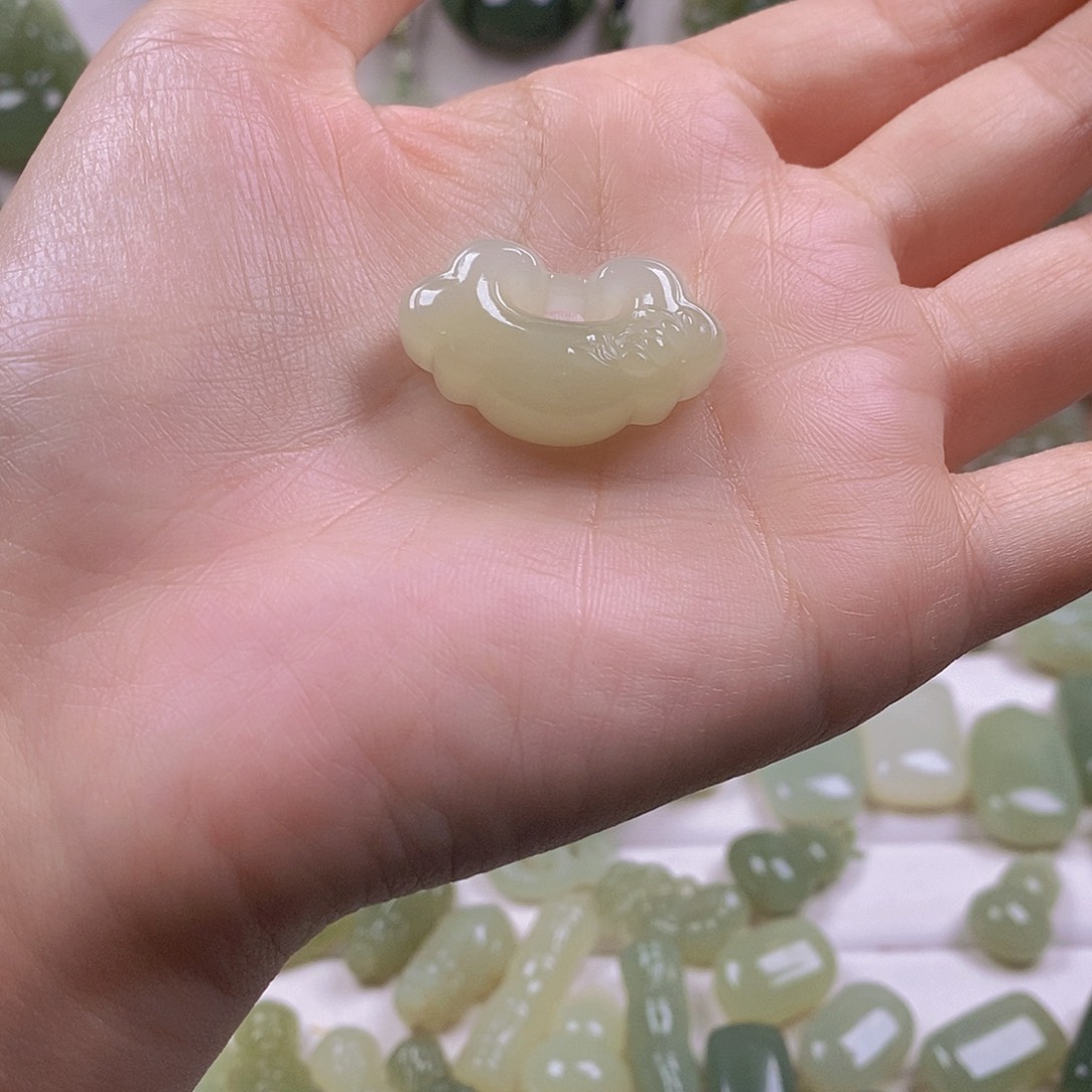 微***行和田玉未镶嵌颈饰