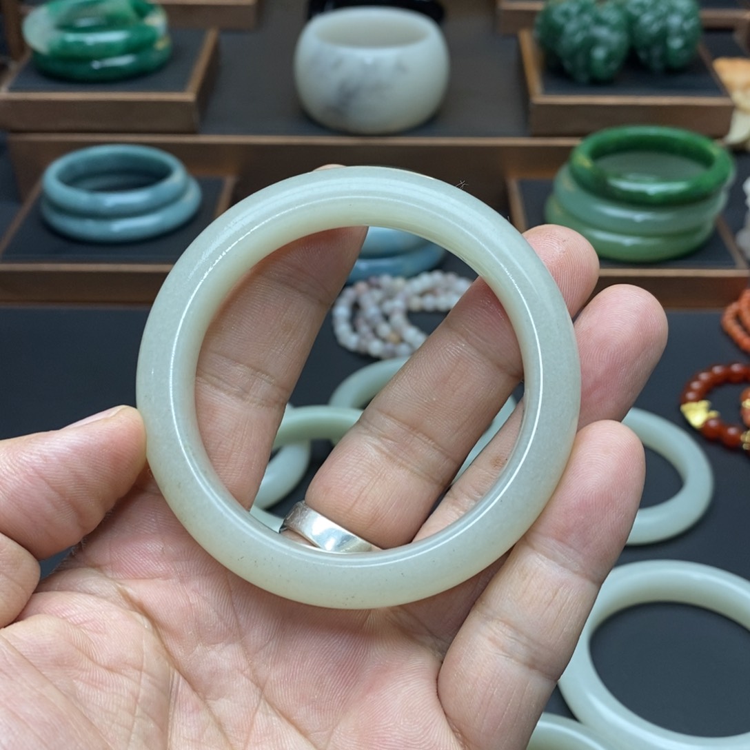 石英质玉手镯未镶嵌