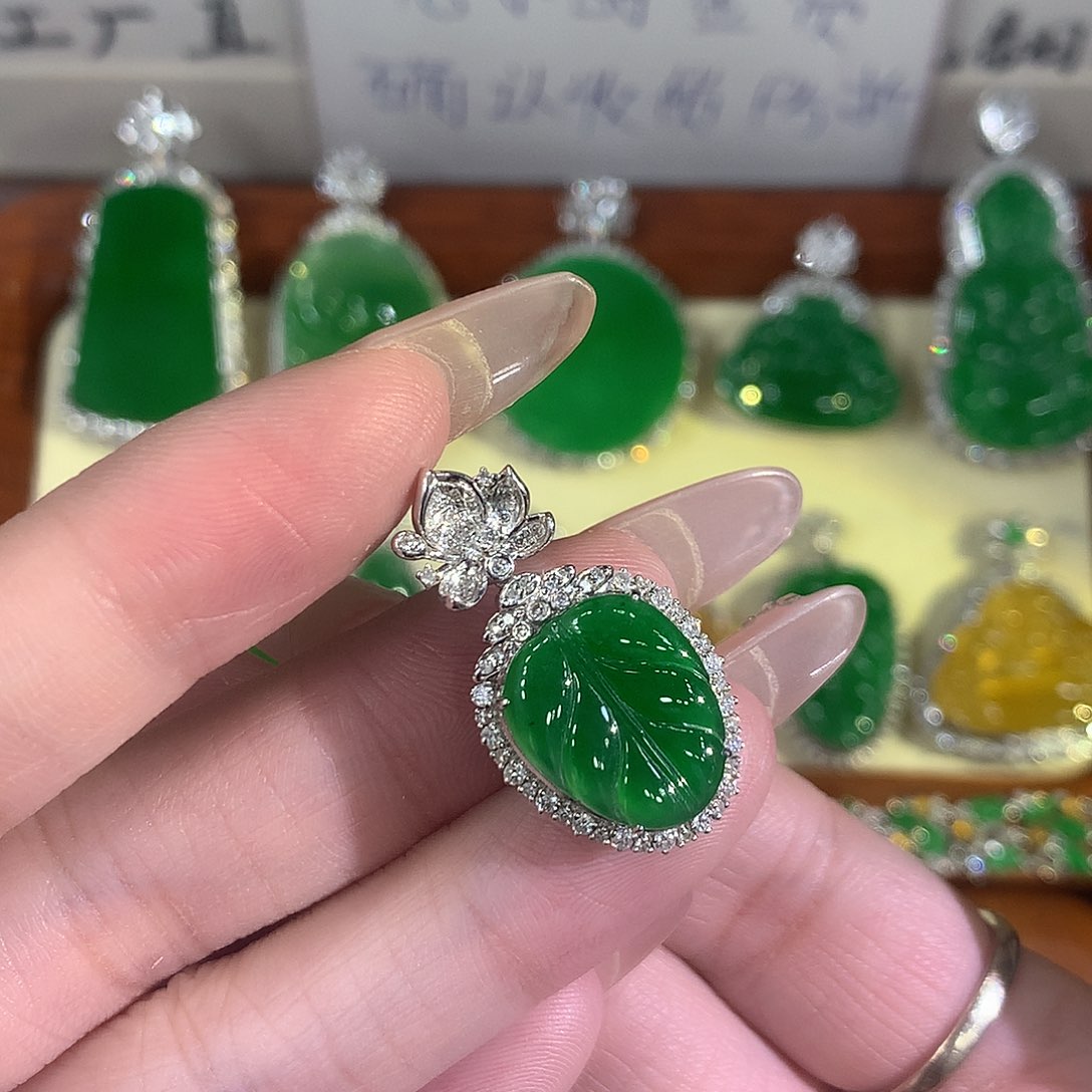 颈饰18K金镶嵌翡翠