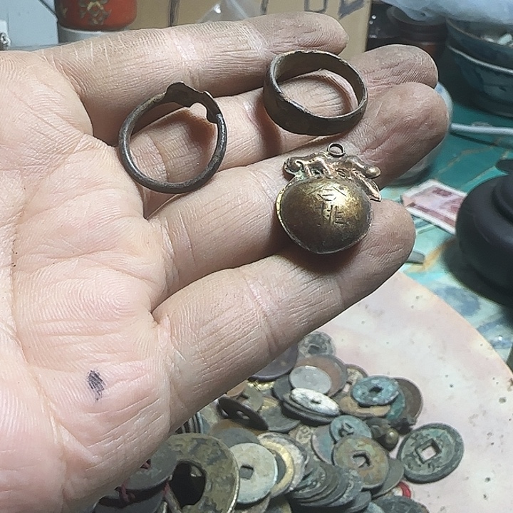 铜铁合金类两个银一个铜