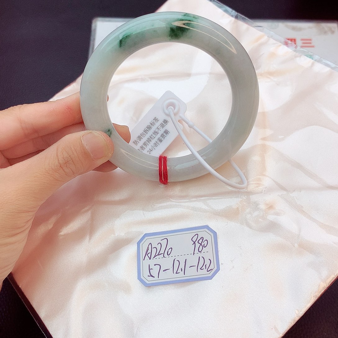 翡翠手镯未镶嵌翡翠