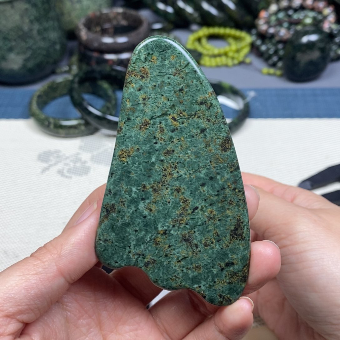 蛇纹石玉微瑕刮板未镶嵌
