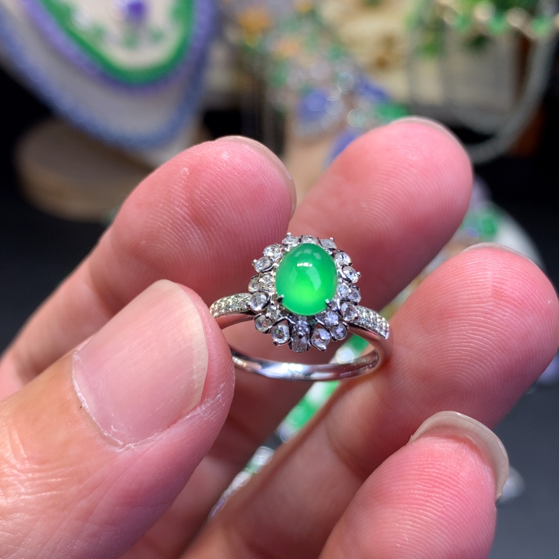 翡翠戒指18K金镶嵌小绿蛋面