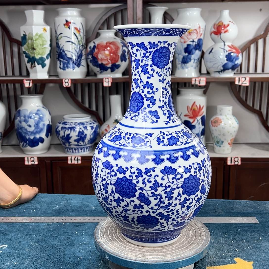 摆件景德镇陶瓷缠枝