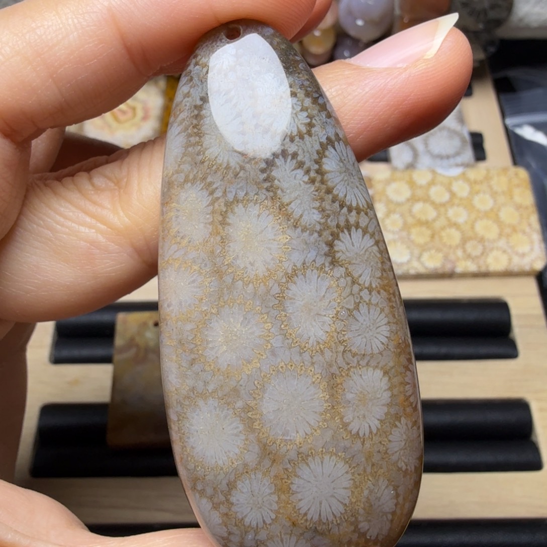 硅化玉未镶嵌好漏：大水滴，玉透黑白花