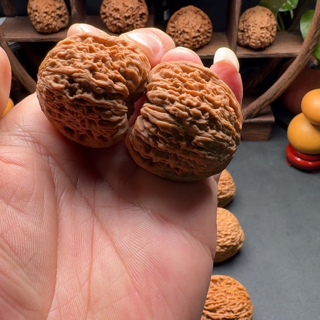 →***→文玩核桃把件南疆石团子凹底拉丝尺寸38