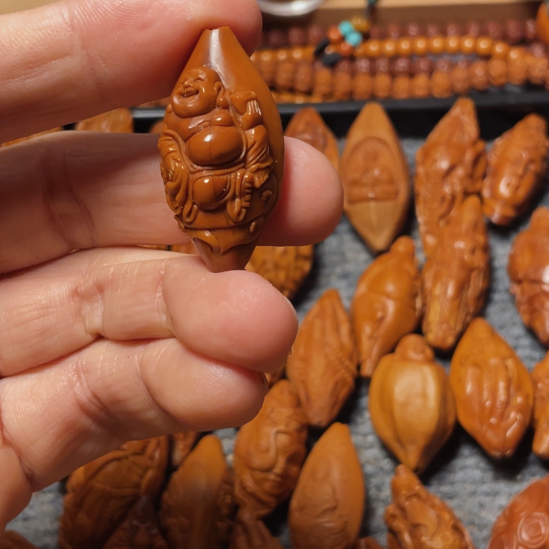 橄榄核吊坠鲨鱼背弥勒