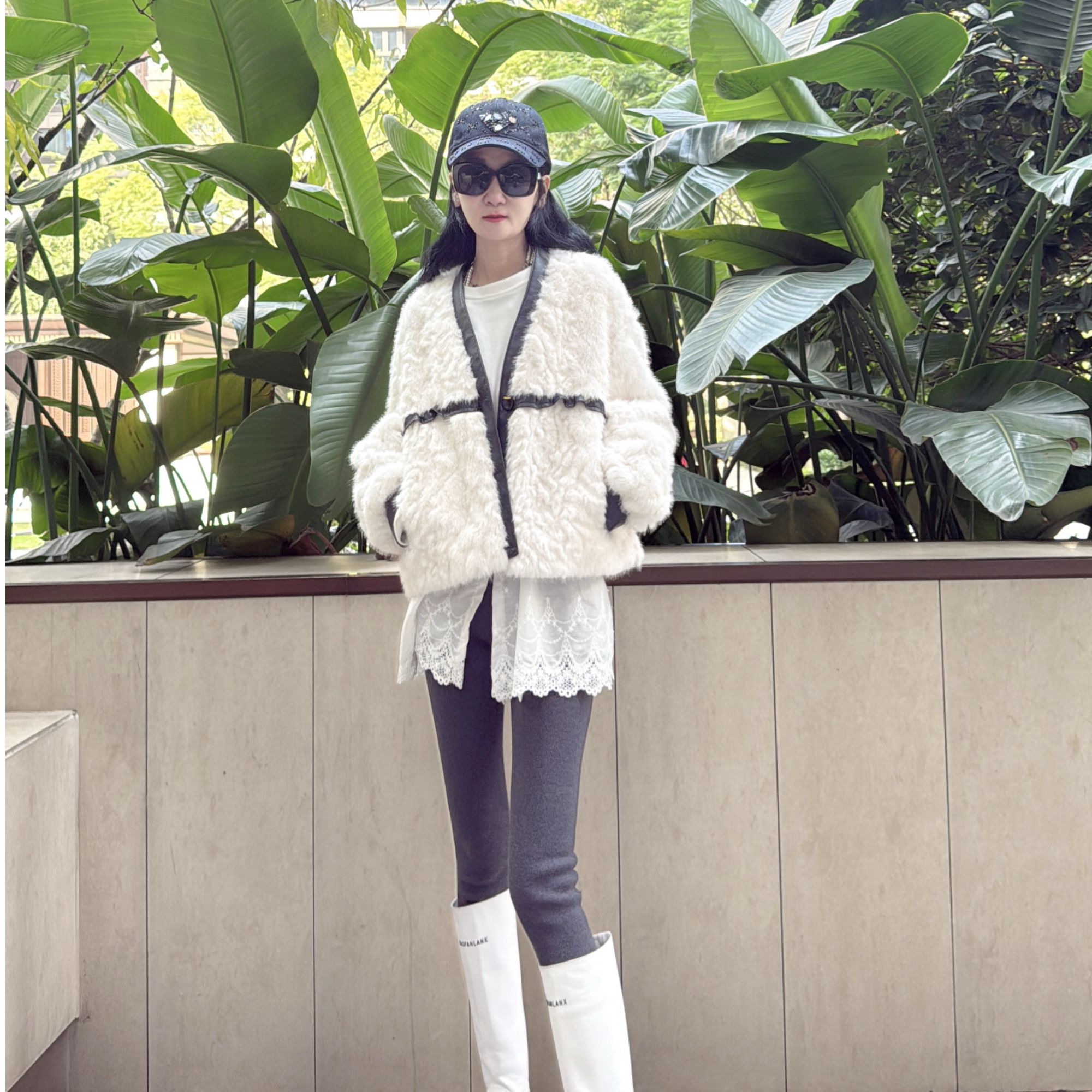 M54J046慕之淇羊羔毛皮毛一体小香风气质轻奢V领撞色短外套