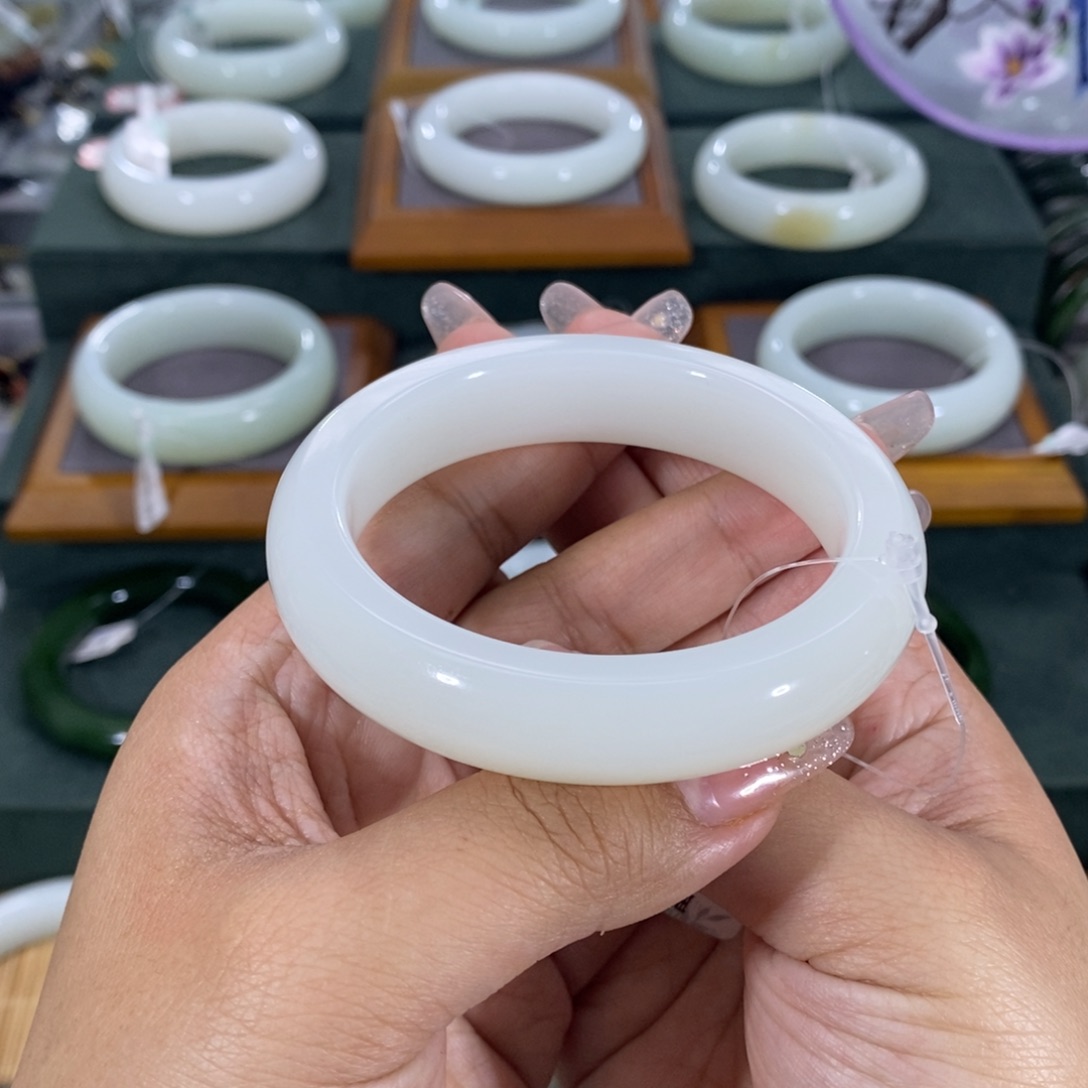 和田玉手镯未镶嵌