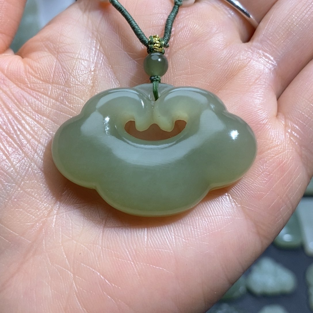 和田玉颈饰未镶嵌平安如意锁